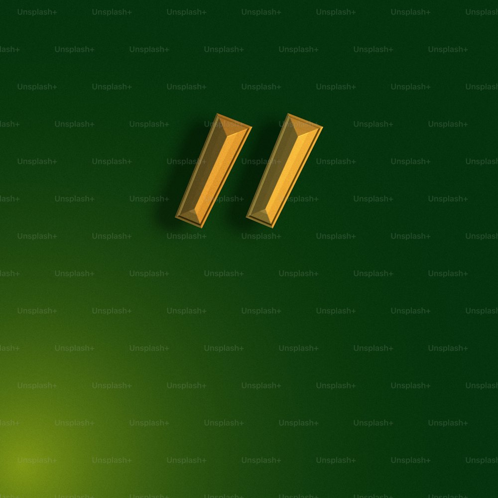um par de maçanetas de porta douradas em uma parede verde