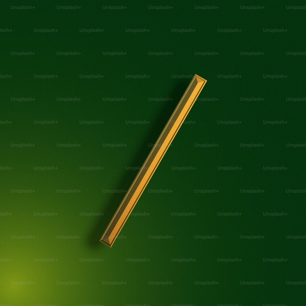 un primo piano di un pezzo di legno su uno sfondo verde