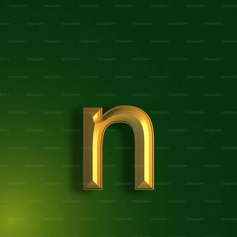 ein goldener Buchstabe M auf grünem Hintergrund
