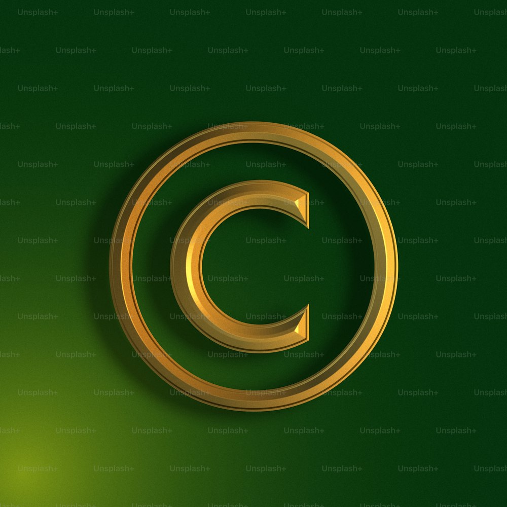 Un símbolo dorado de copyright sobre un fondo verde