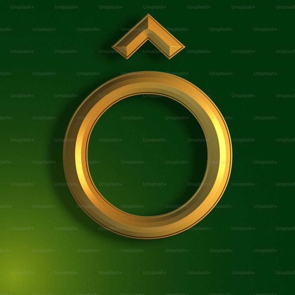 Un anillo de oro con una flecha sobre un fondo verde
