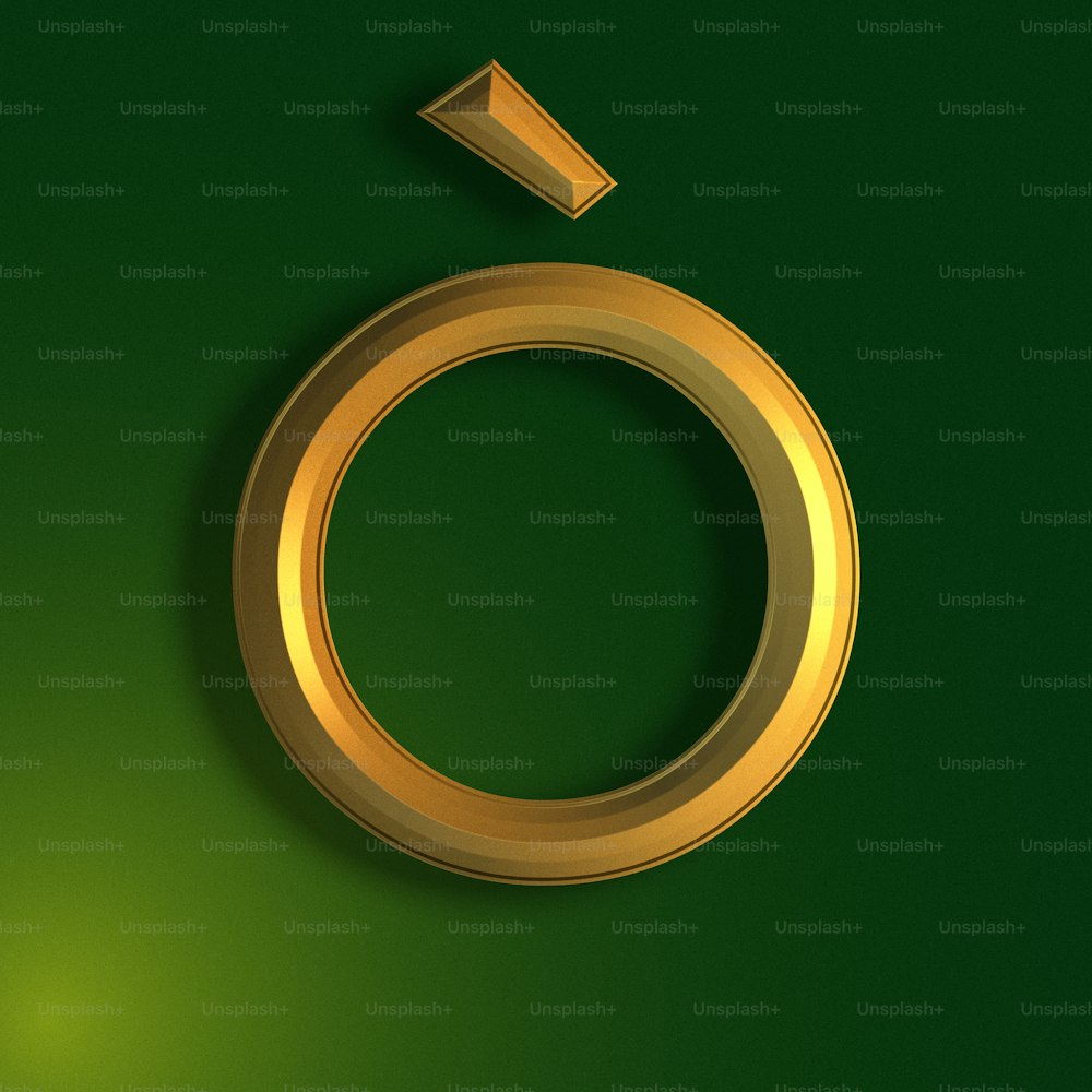 Un anillo de oro con una flecha sobre un fondo verde