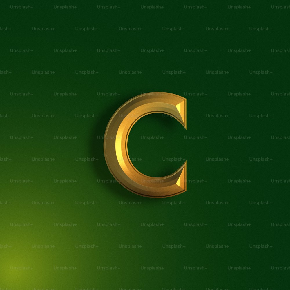 ein goldener Buchstabe c auf grünem Hintergrund