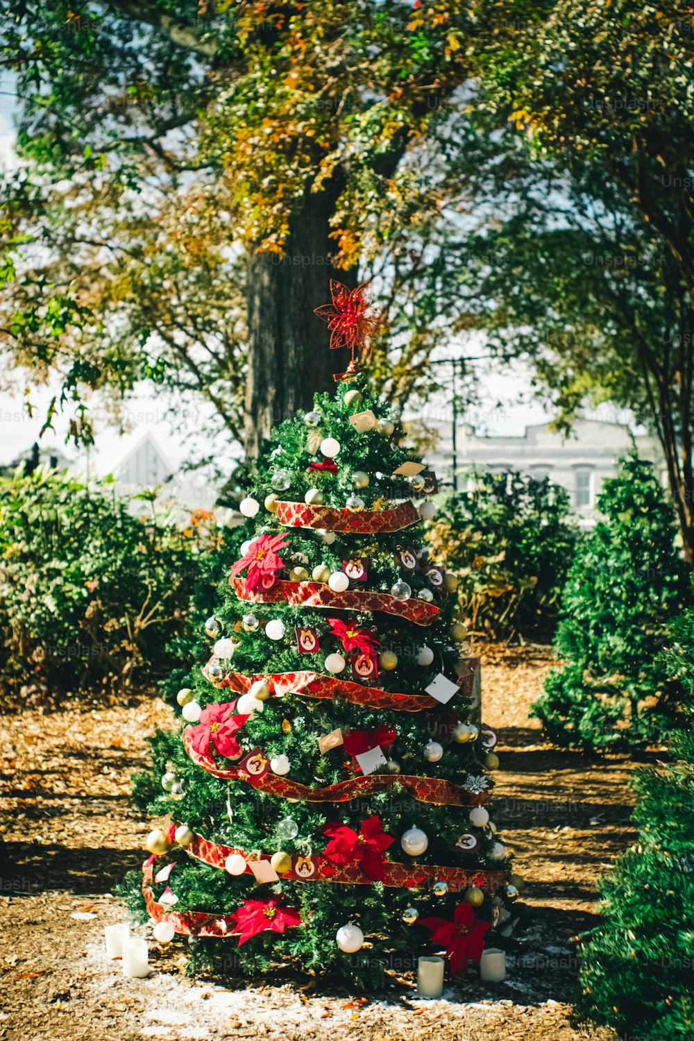 Un árbol de Navidad está decorado con adornos rojos y blancos