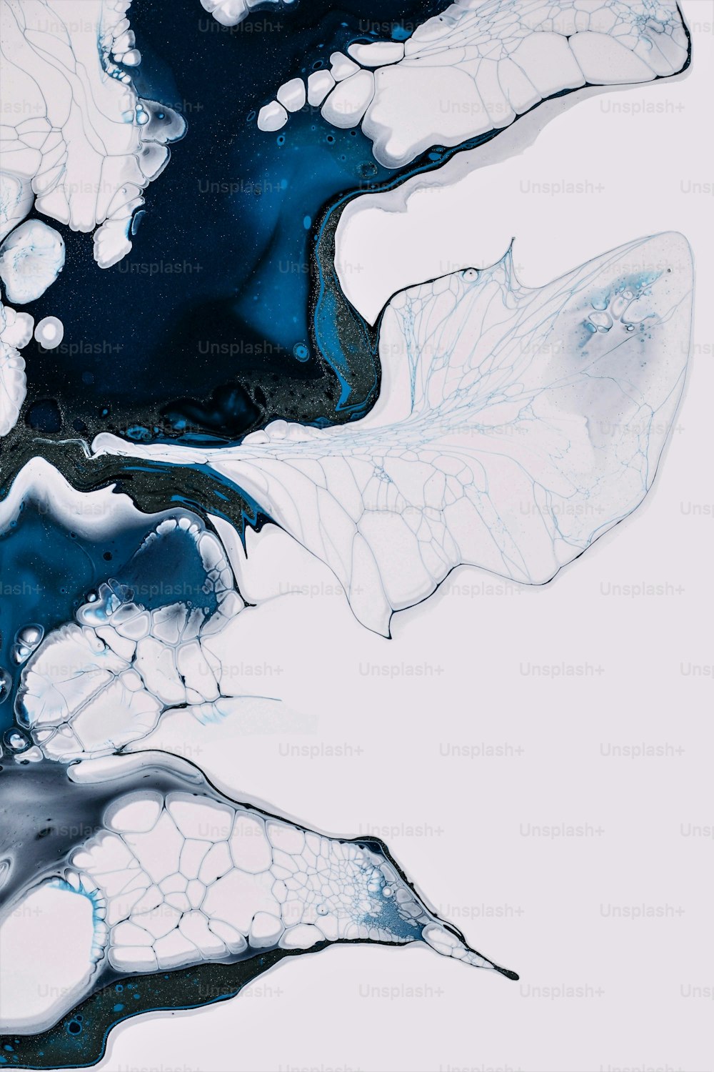 Ein abstraktes Gemälde von Wasser und Eis auf weißem Hintergrund