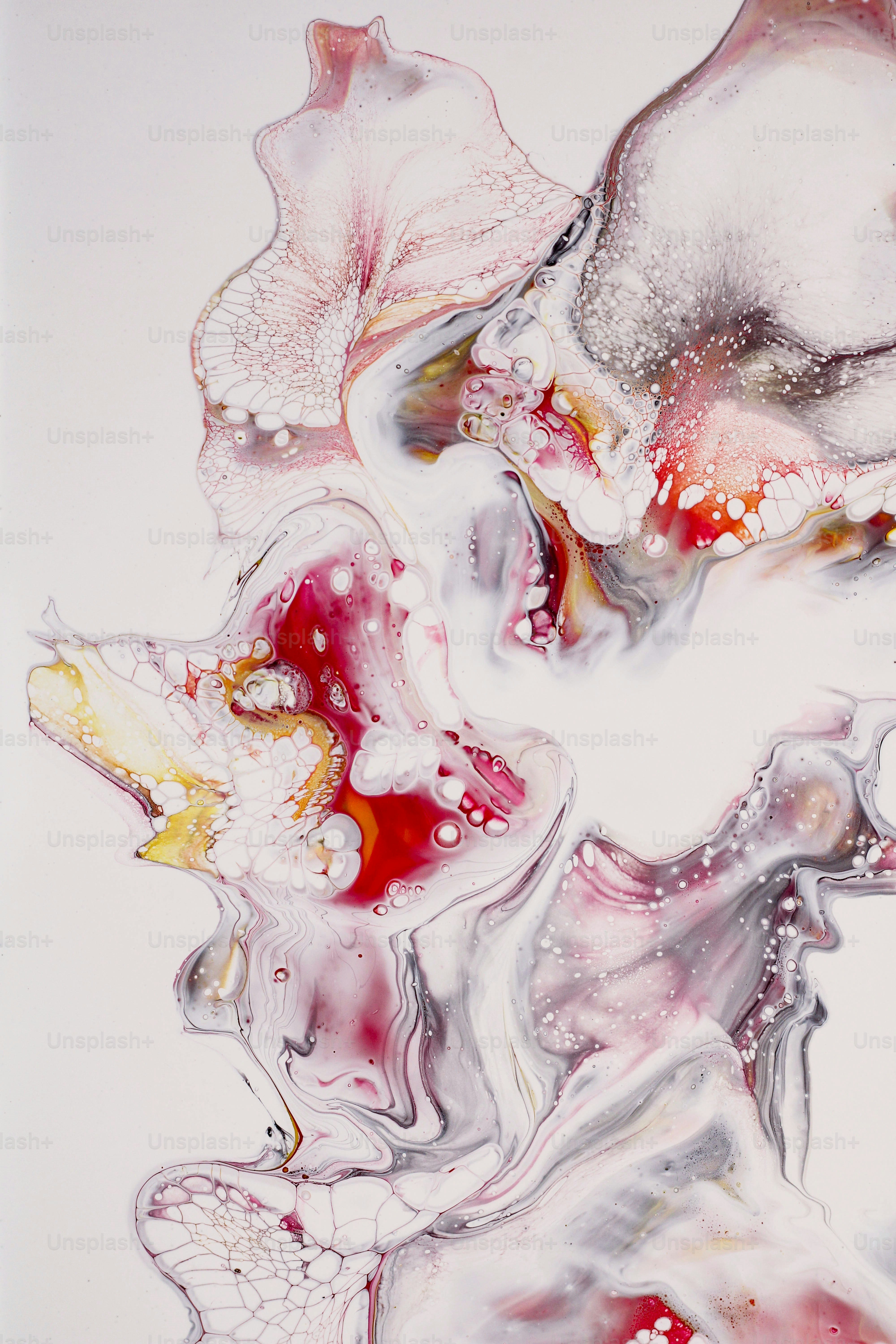 Una pintura de flores y hojas sobre un fondo blanco