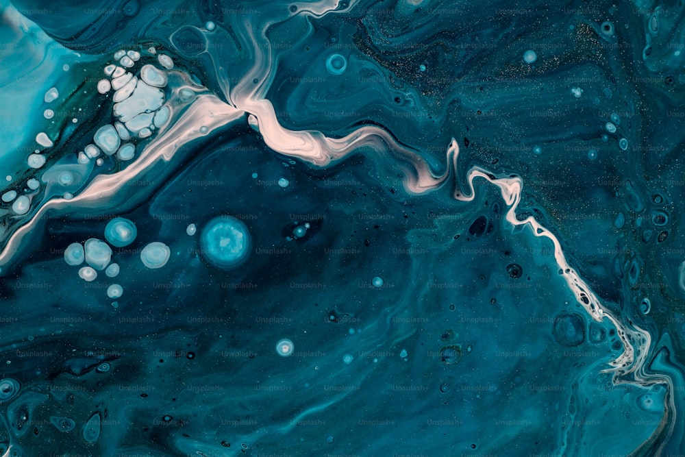 Ein abstraktes Gemälde mit blauen und weißen Farben