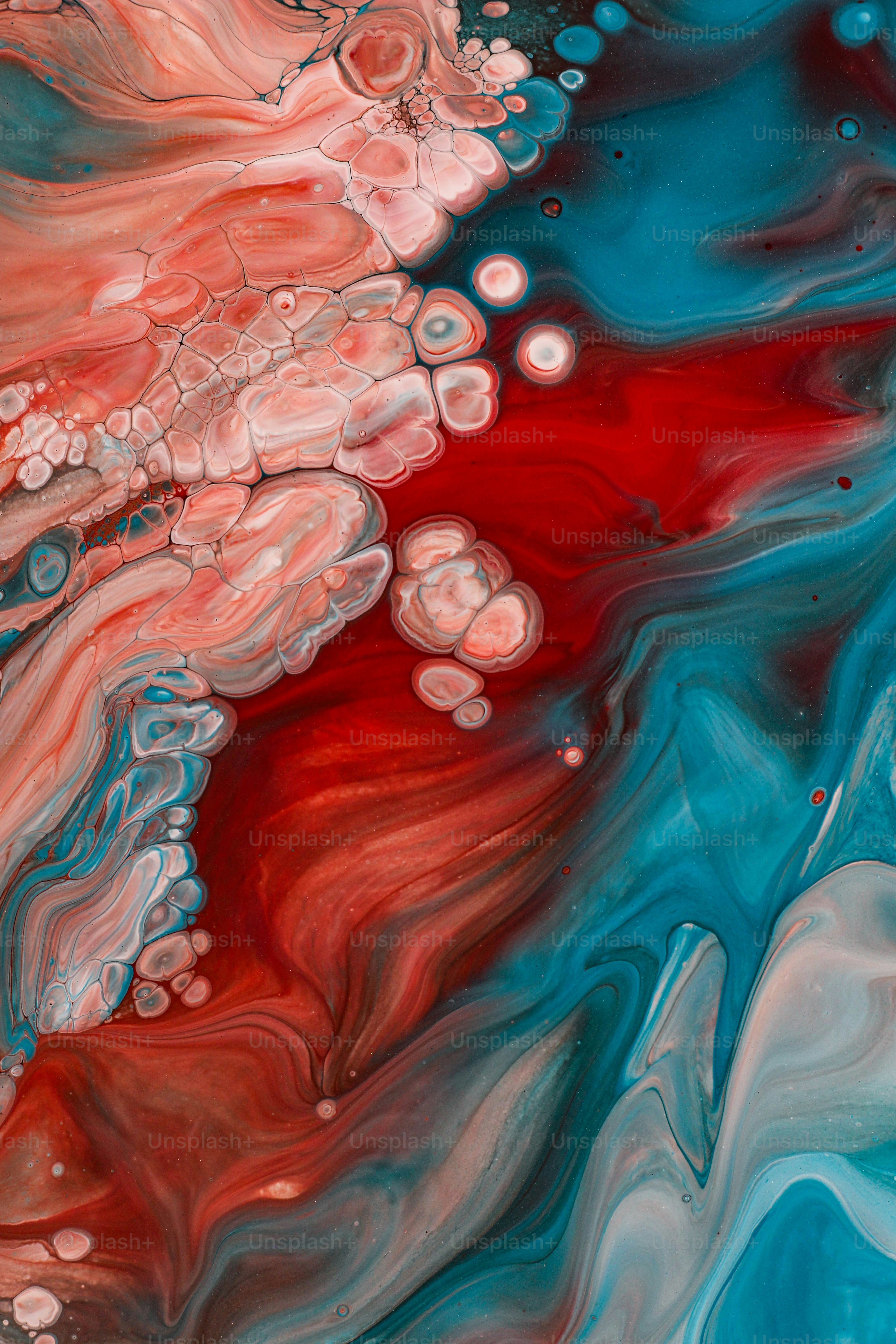 Une peinture abstraite avec des couleurs rouge, bleu et blanc