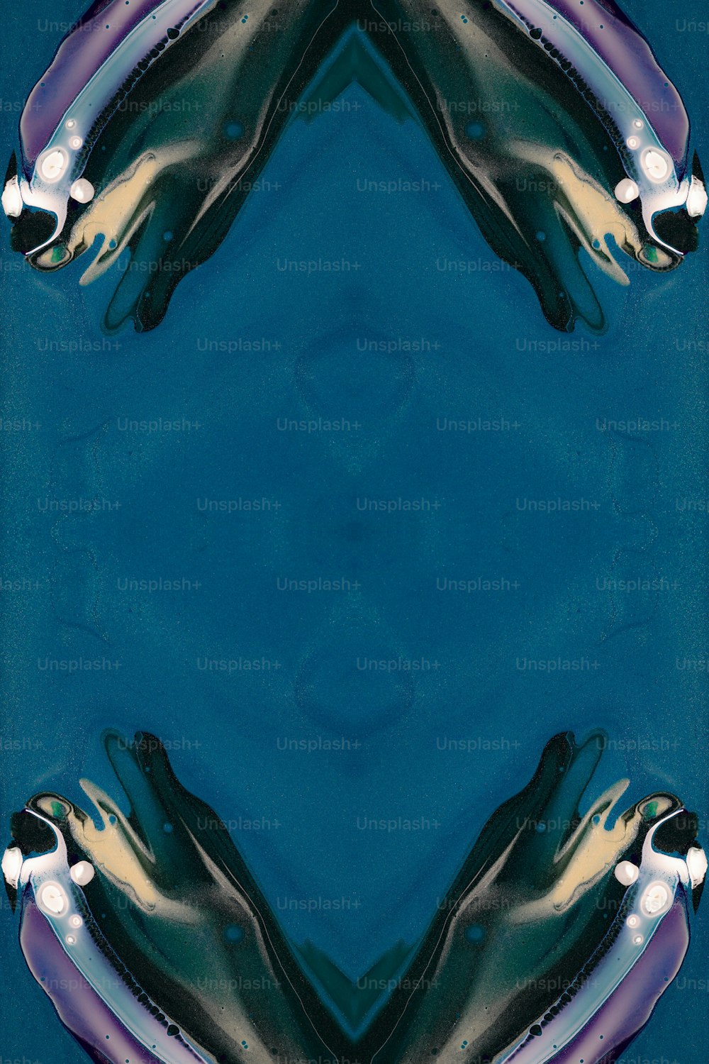 un'immagine di uno sfondo blu con l'immagine di un pesce