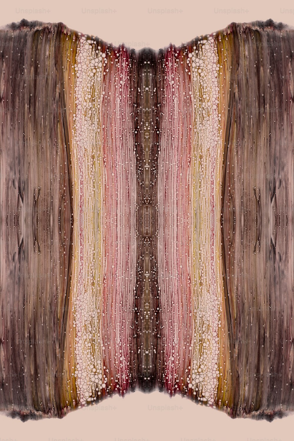 Ein abstraktes Bild einer Holzoberfläche mit rosa Hintergrund