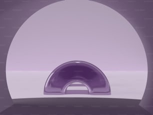 Un objet violet est affiché au milieu d’une pièce