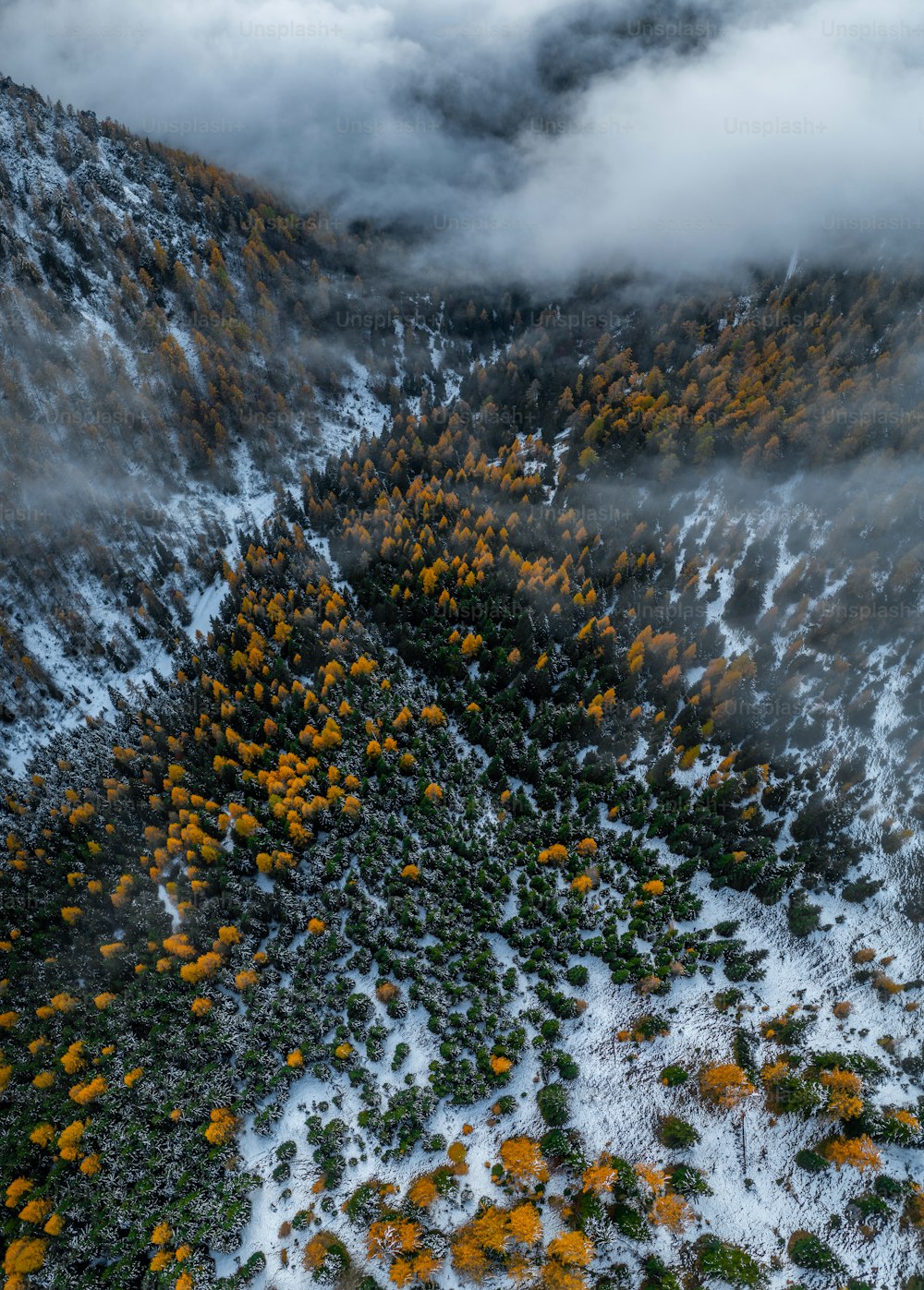 une vue aérienne d’une montagne enneigée