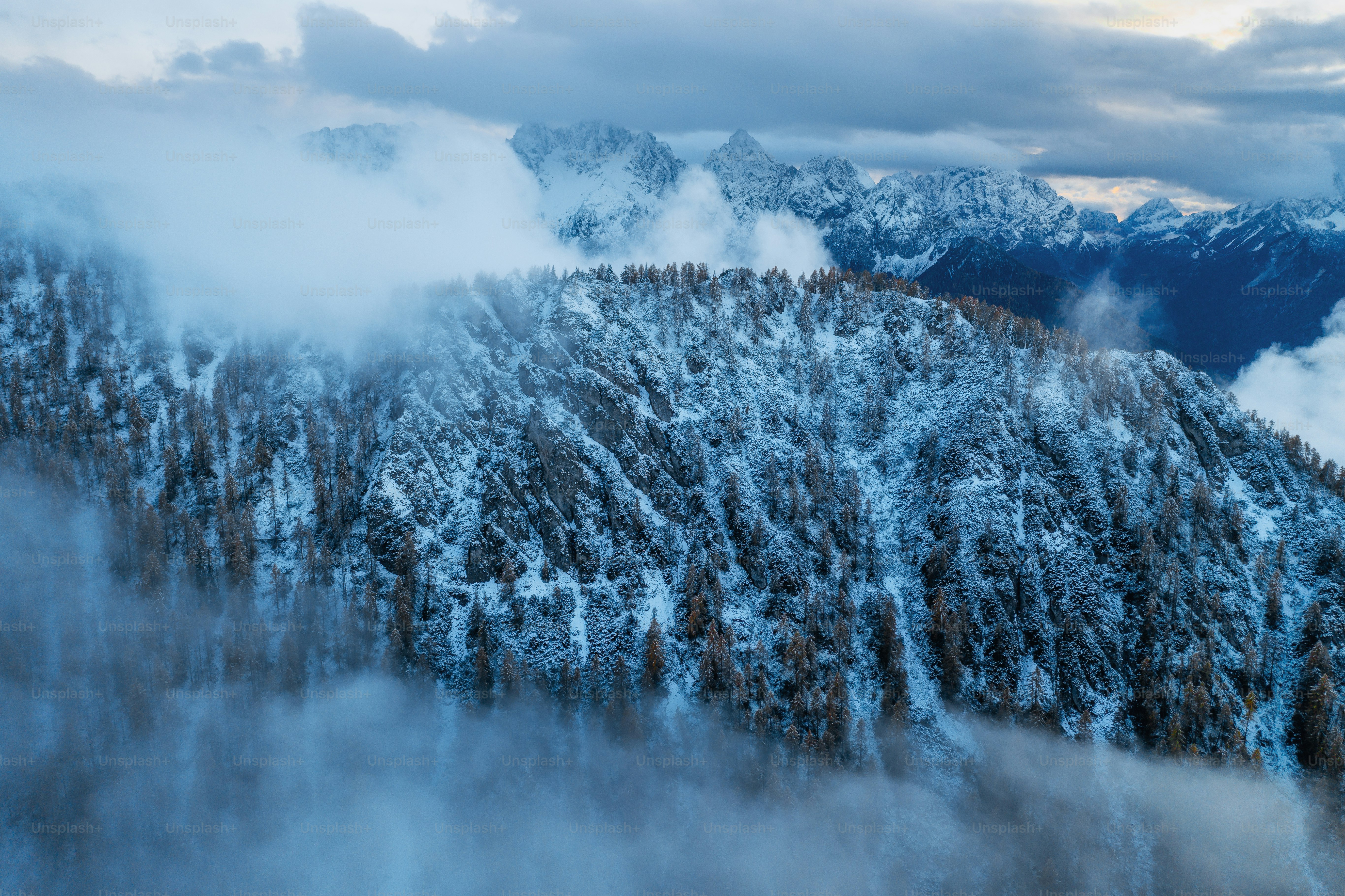 Eine Luftaufnahme eines schneebedeckten Berges