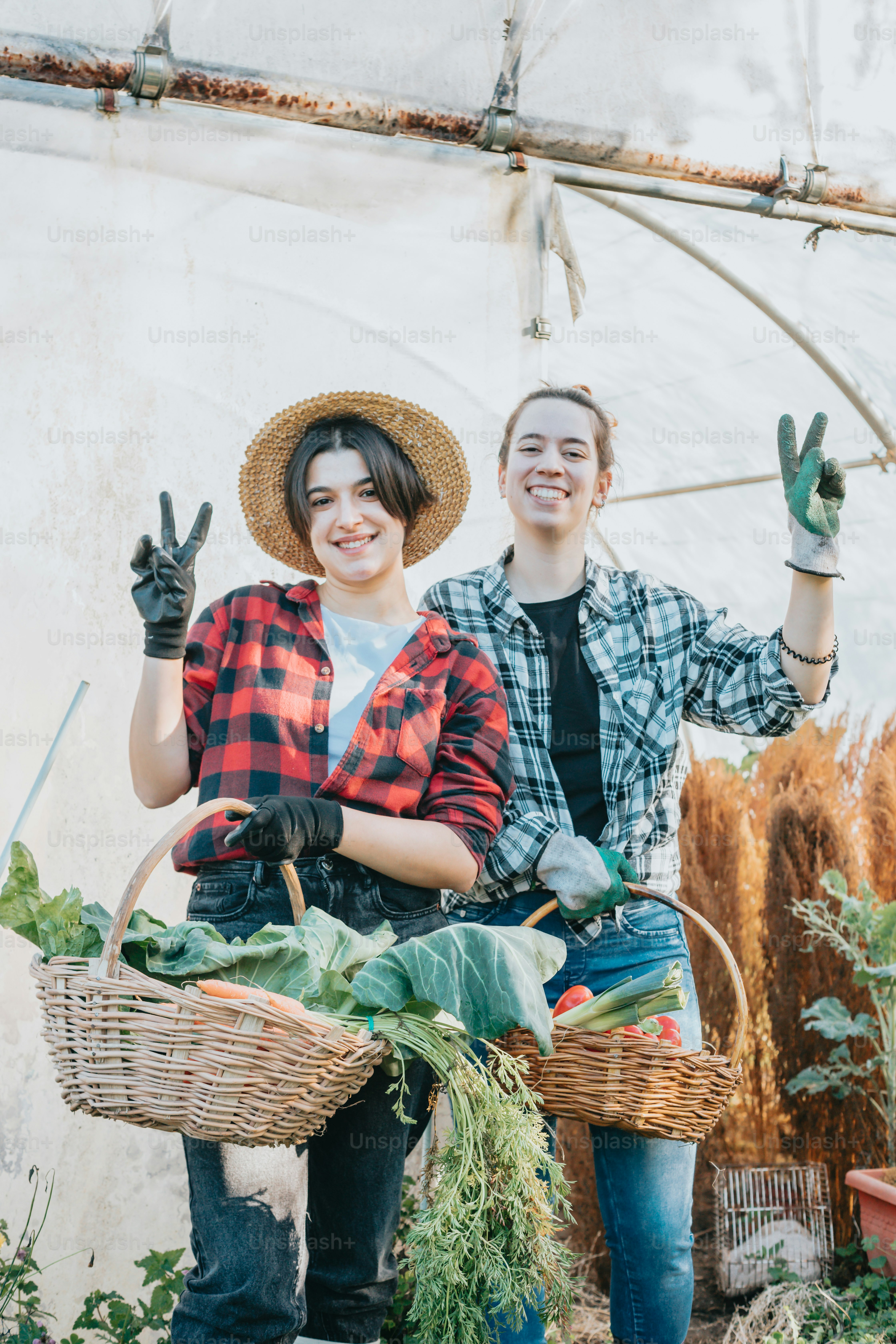 Un hombre y una mujer sosteniendo una canasta de verduras
