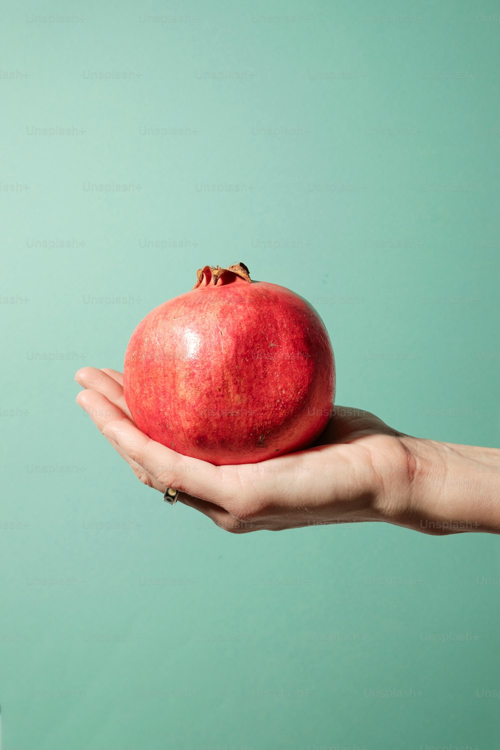 Una persona che tiene una mela rossa in mano