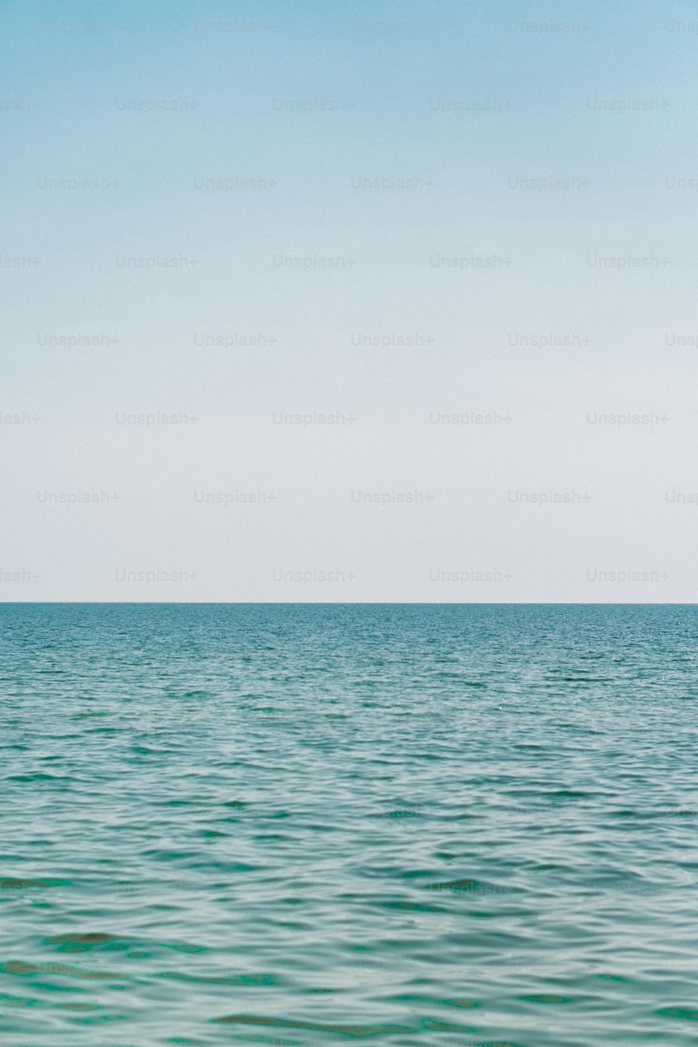 Una gran masa de agua sentada bajo un cielo azul