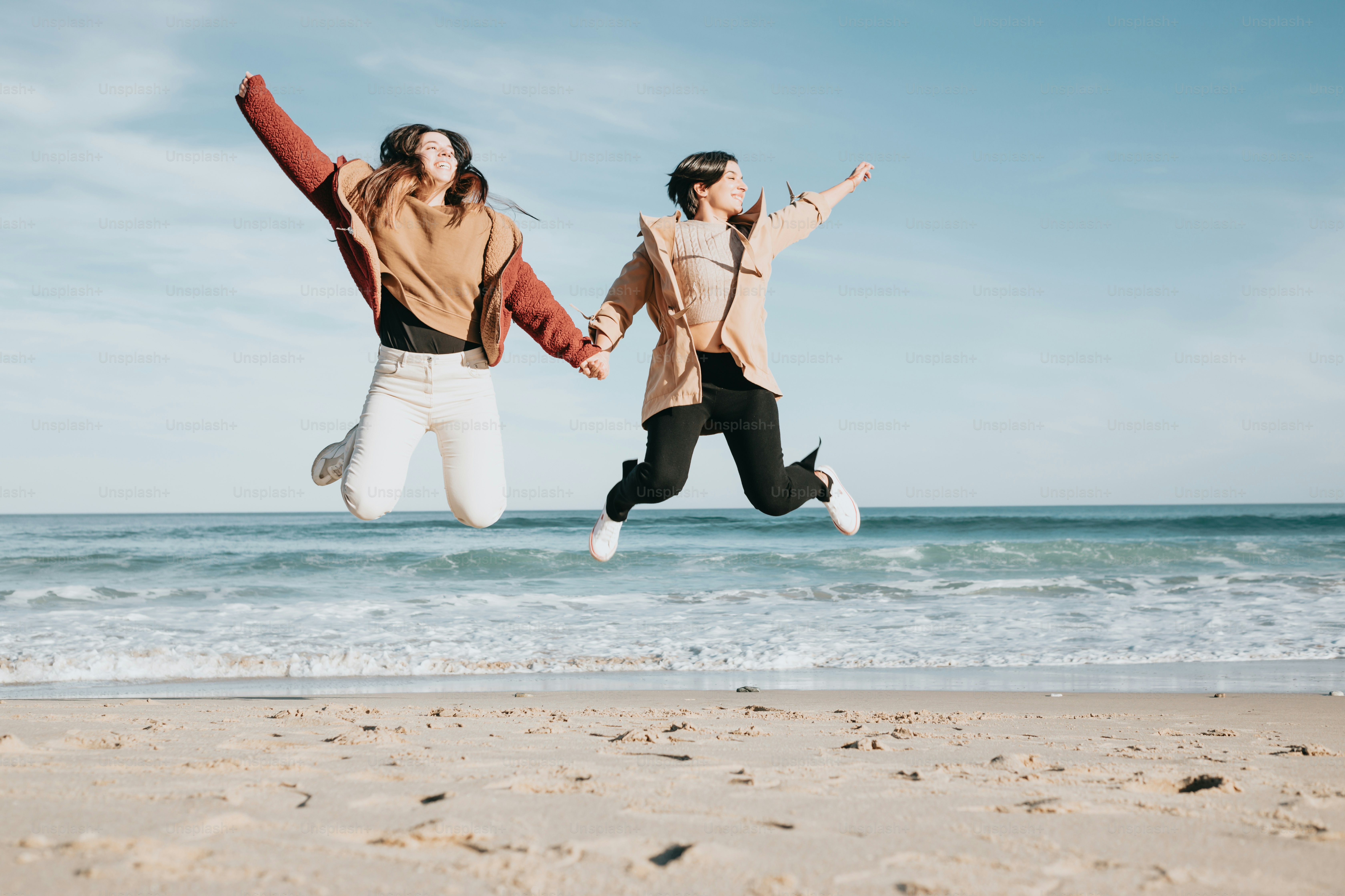 Un paio di persone che stanno saltando in aria