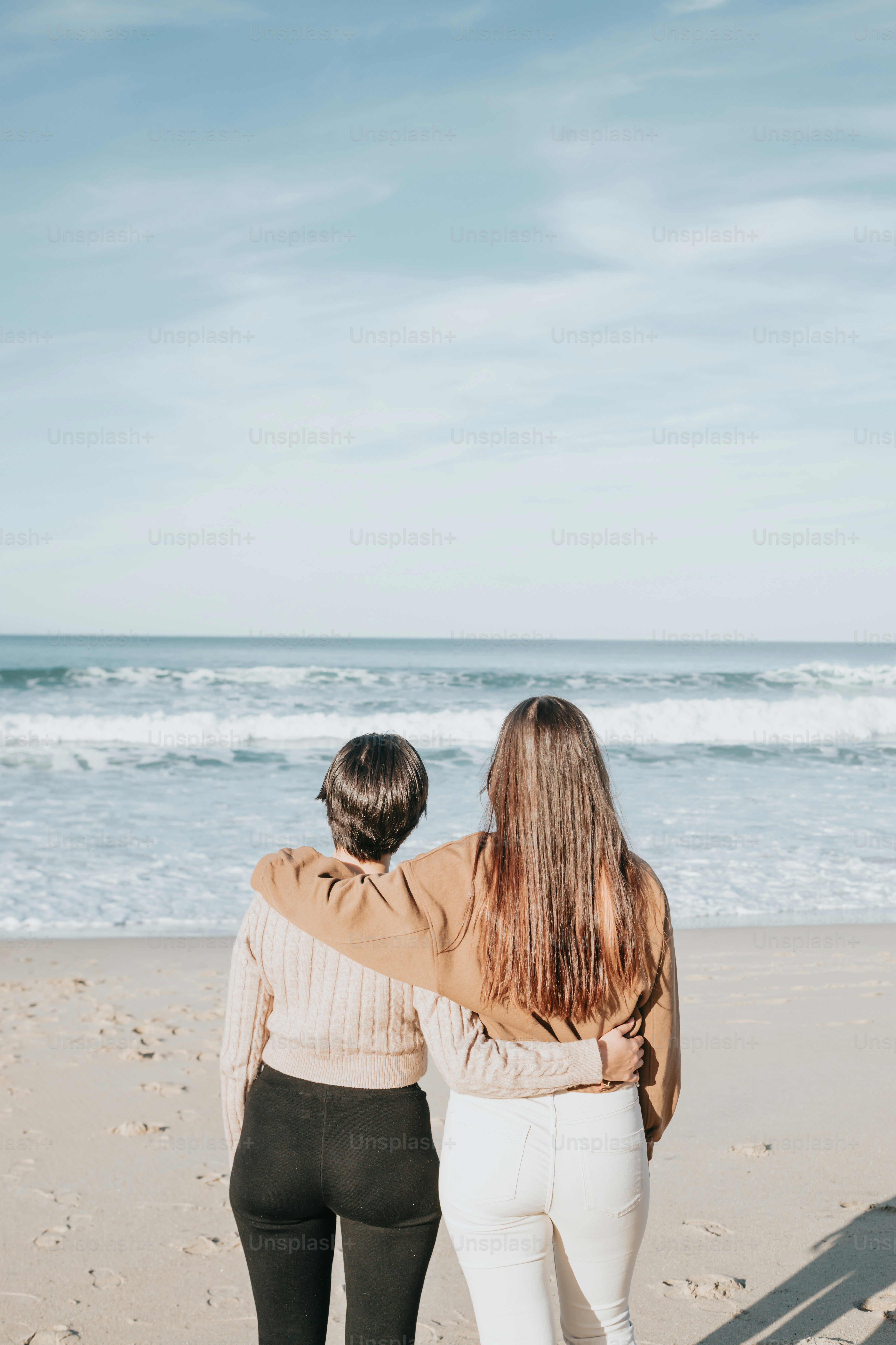 Foto Beberapa orang yang berdiri di pasir – Gambar Pantai di Unsplash