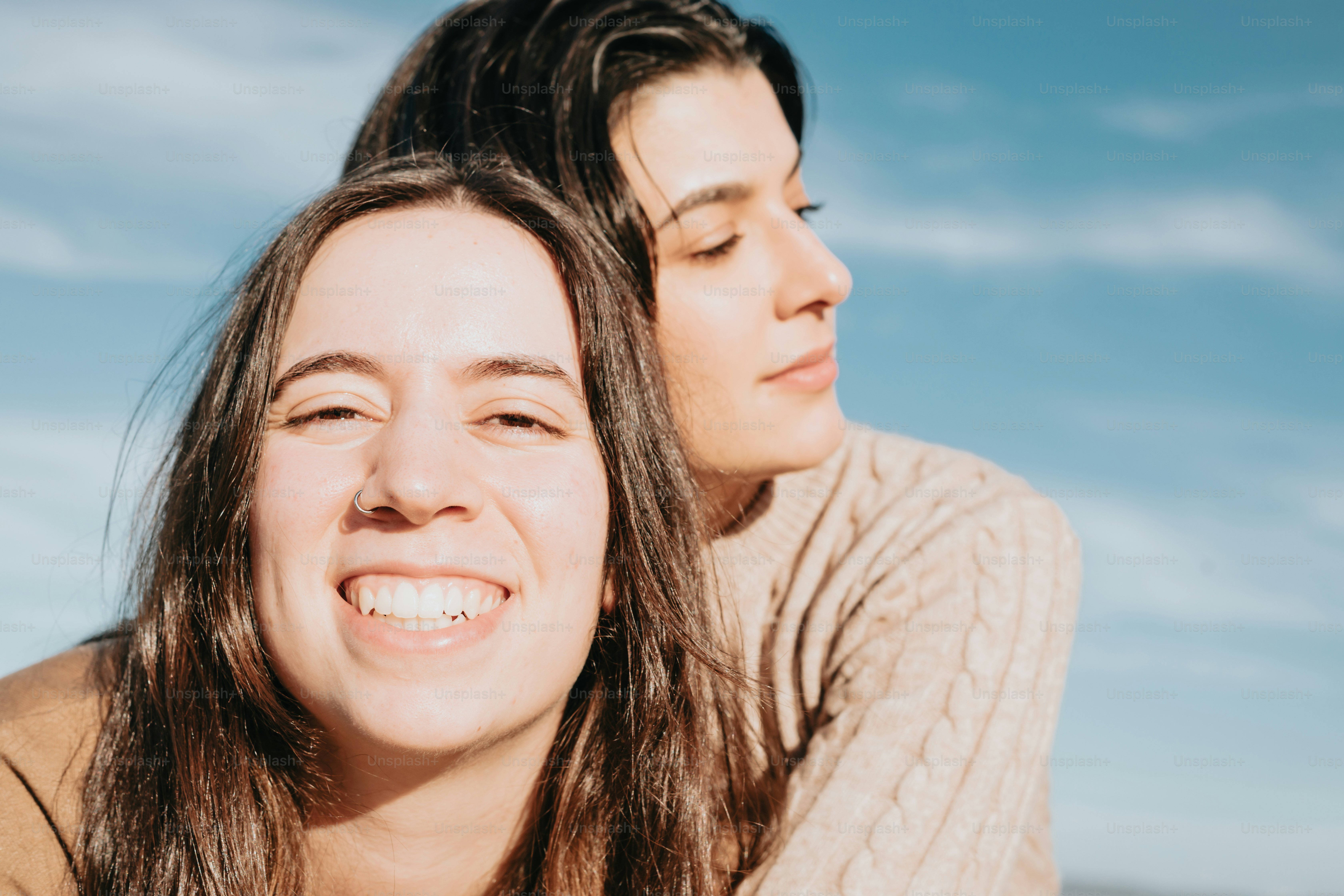 ein paar frauen, die nebeneinander stehen