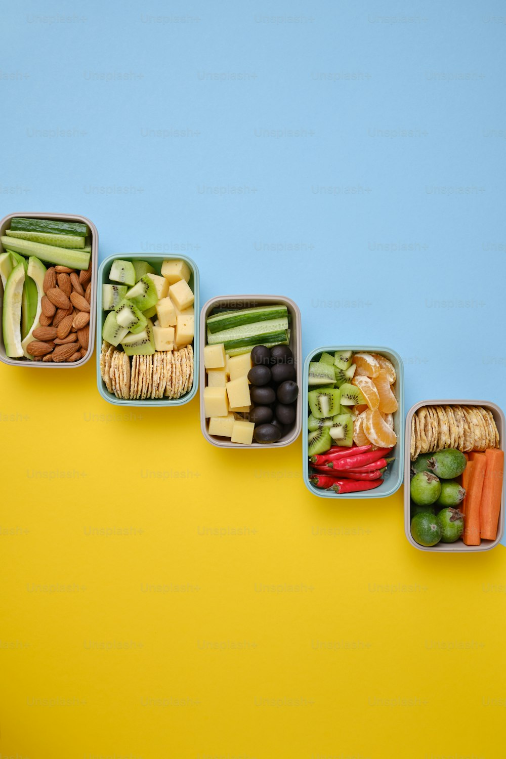 uma fileira de pequenos recipientes cheios de diferentes tipos de alimentos
