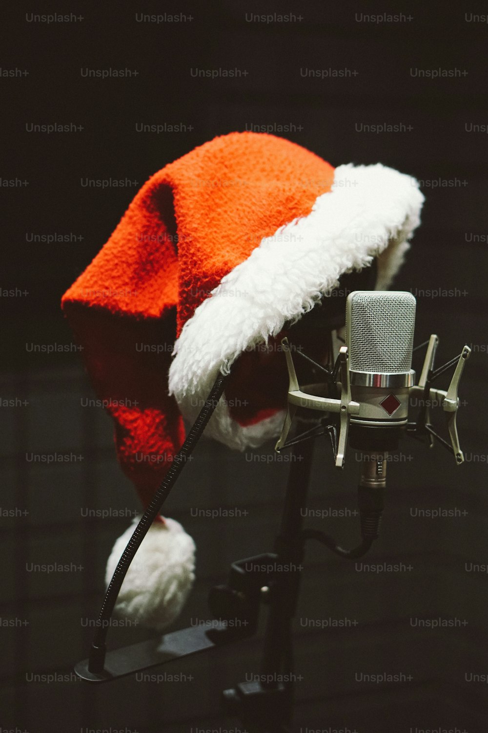 Un micrófono con un sombrero de Santa Claus encima.