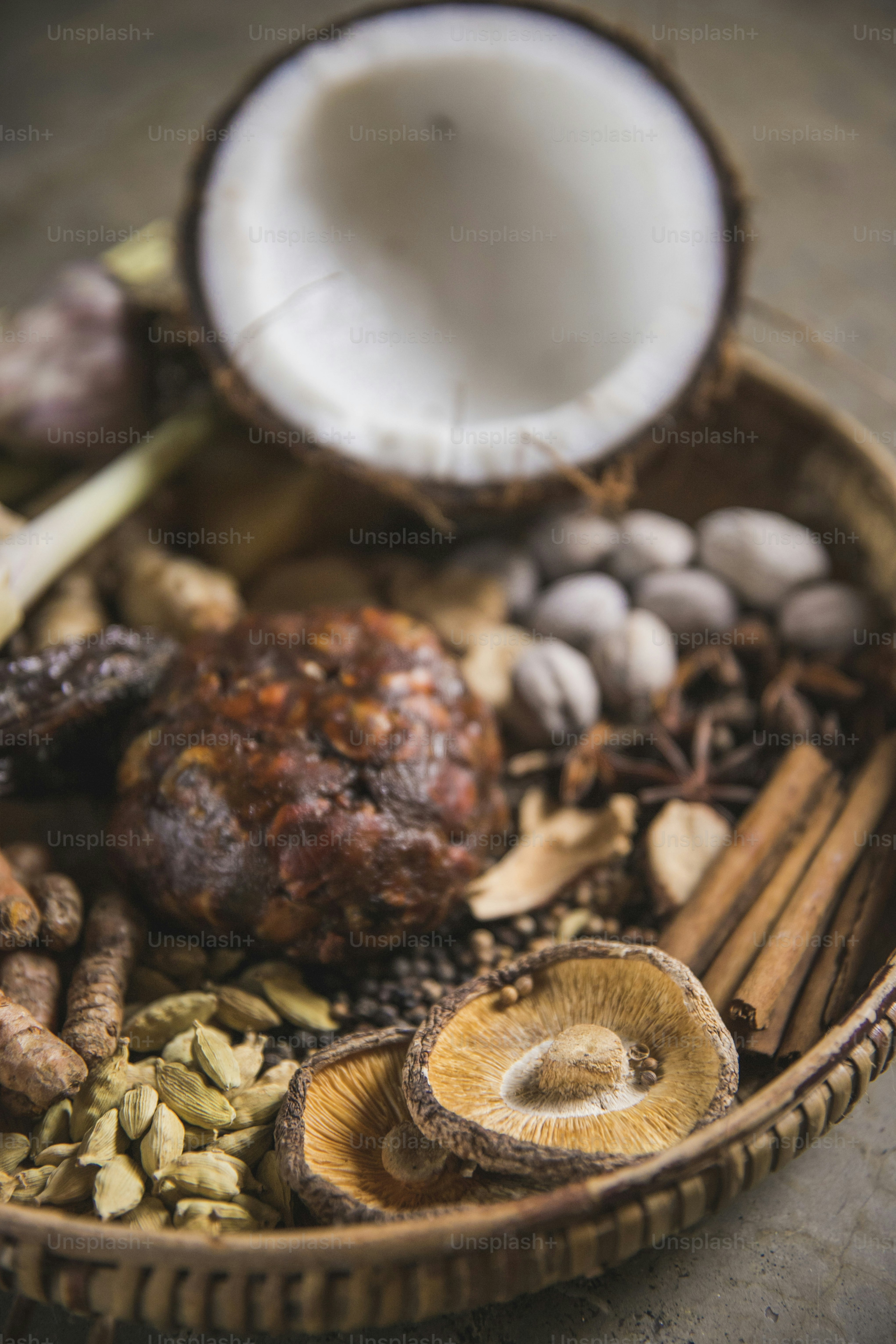 Una canasta llena de diferentes tipos de comida