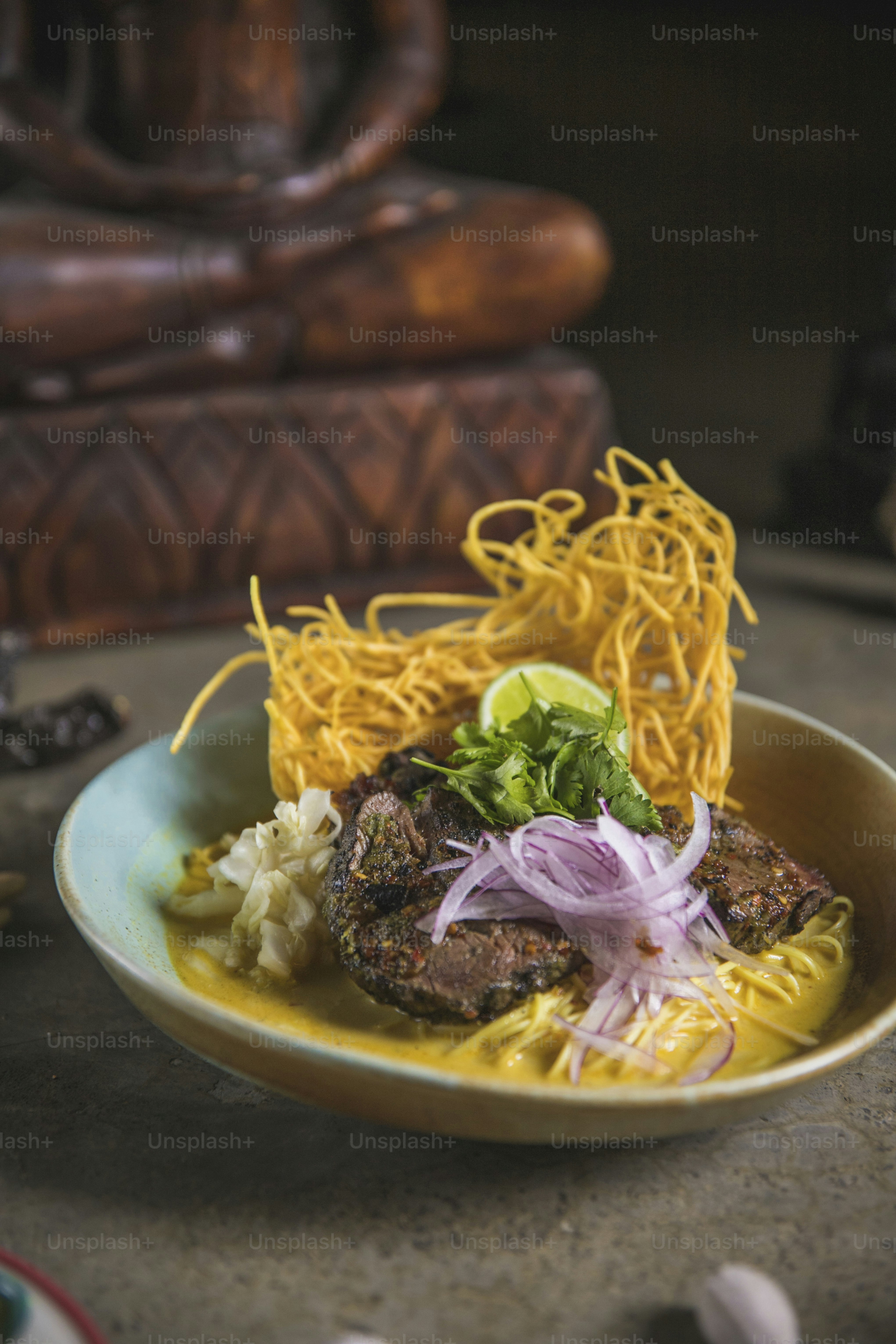 麺、肉、野菜が入った食べ物のボウル