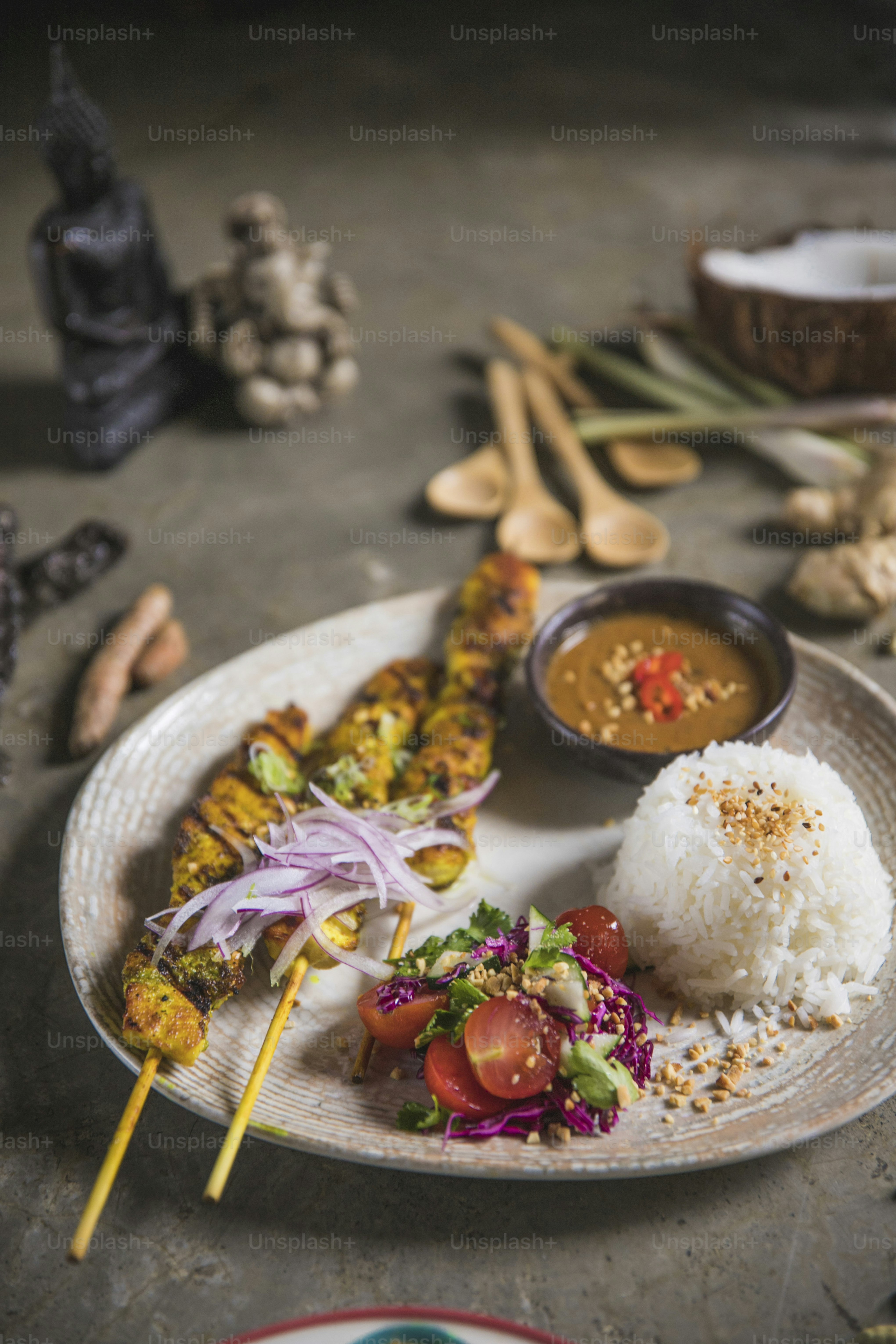 une assiette blanche garnie de riz et de légumes
