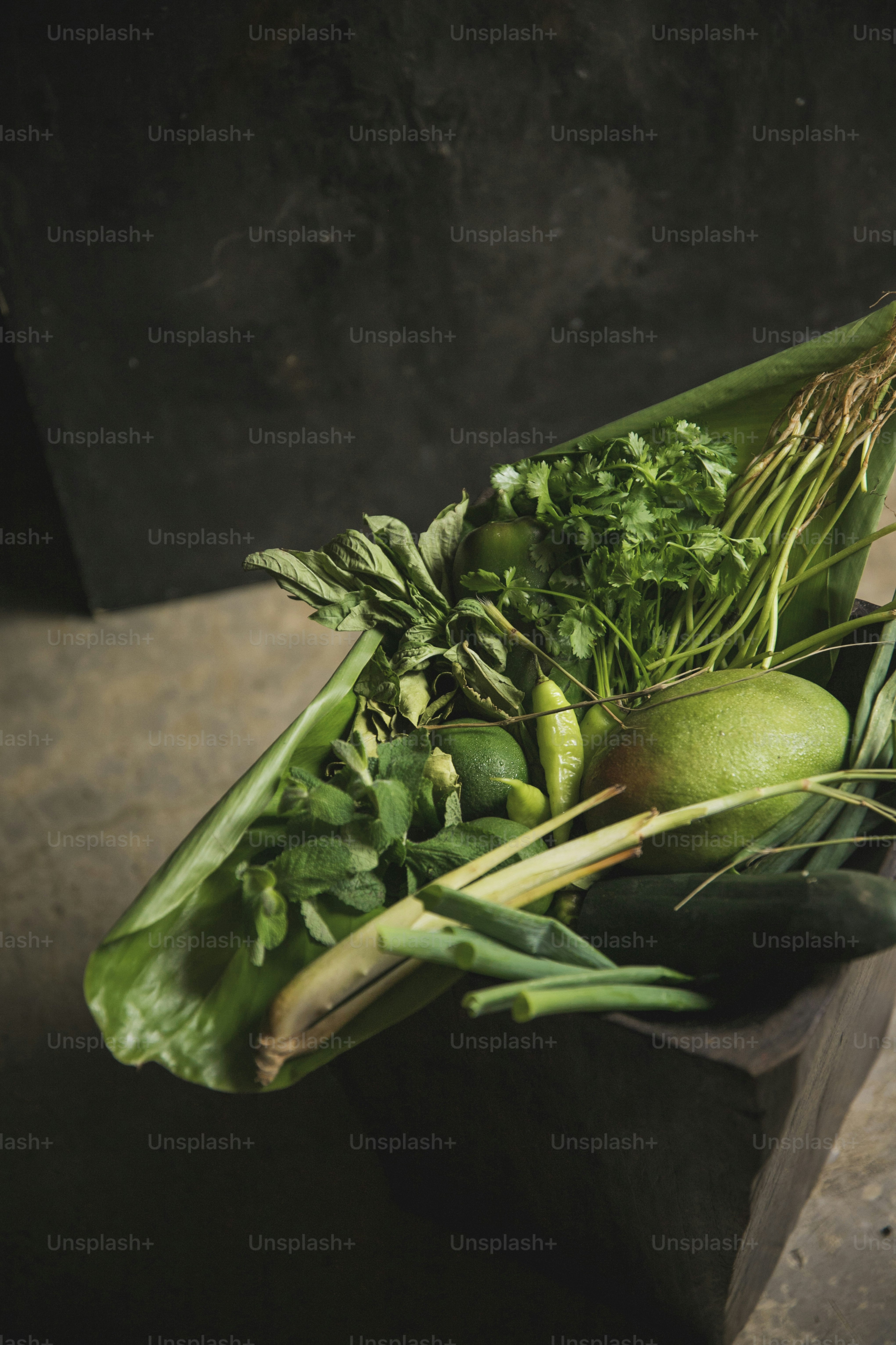 eine Holzkiste gefüllt mit viel grünem Gemüse