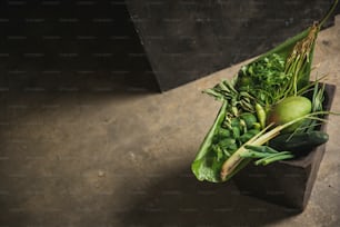une boîte en bois remplie de beaucoup de légumes verts