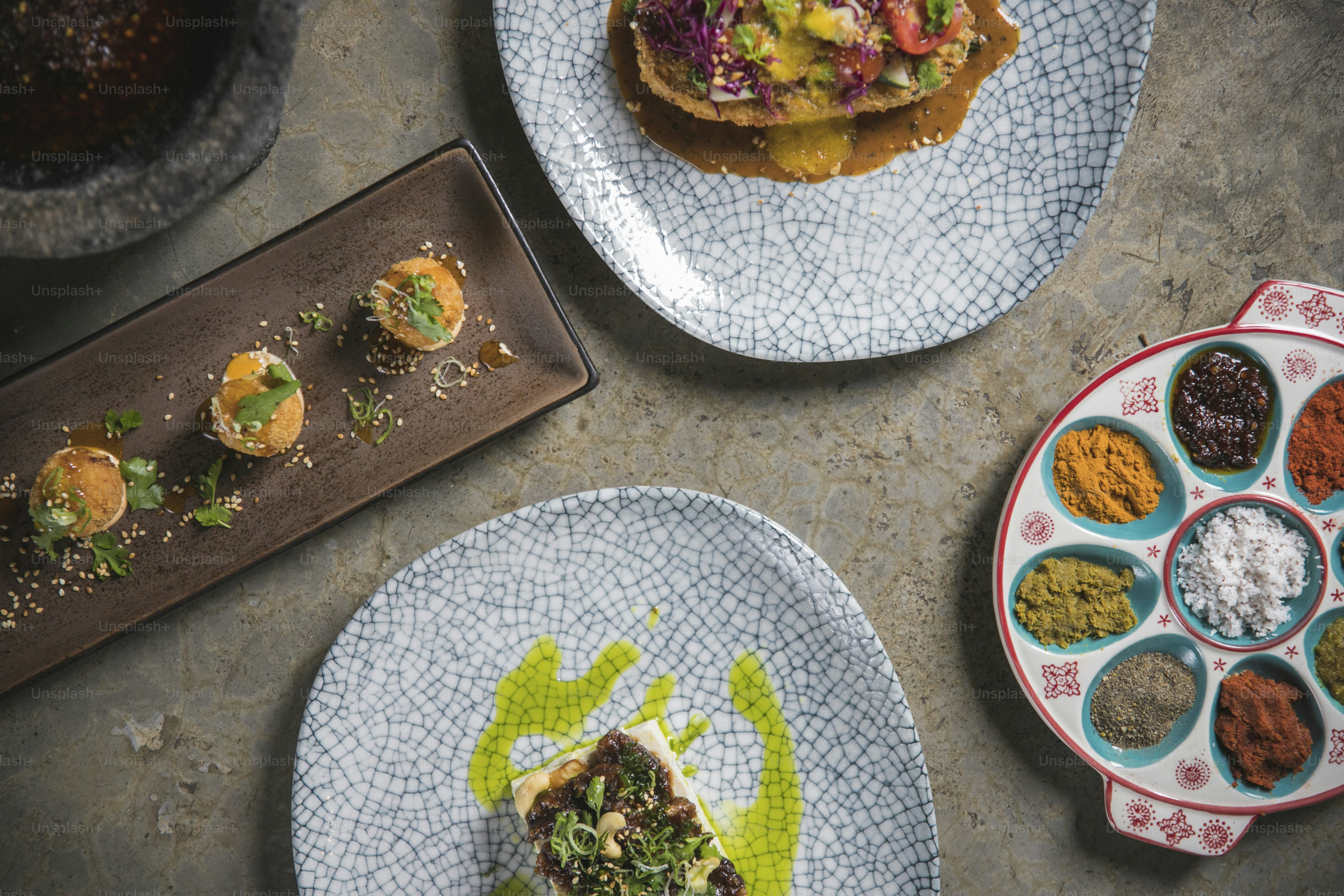 uma mesa coberta com pratos de comida cobertos de molho