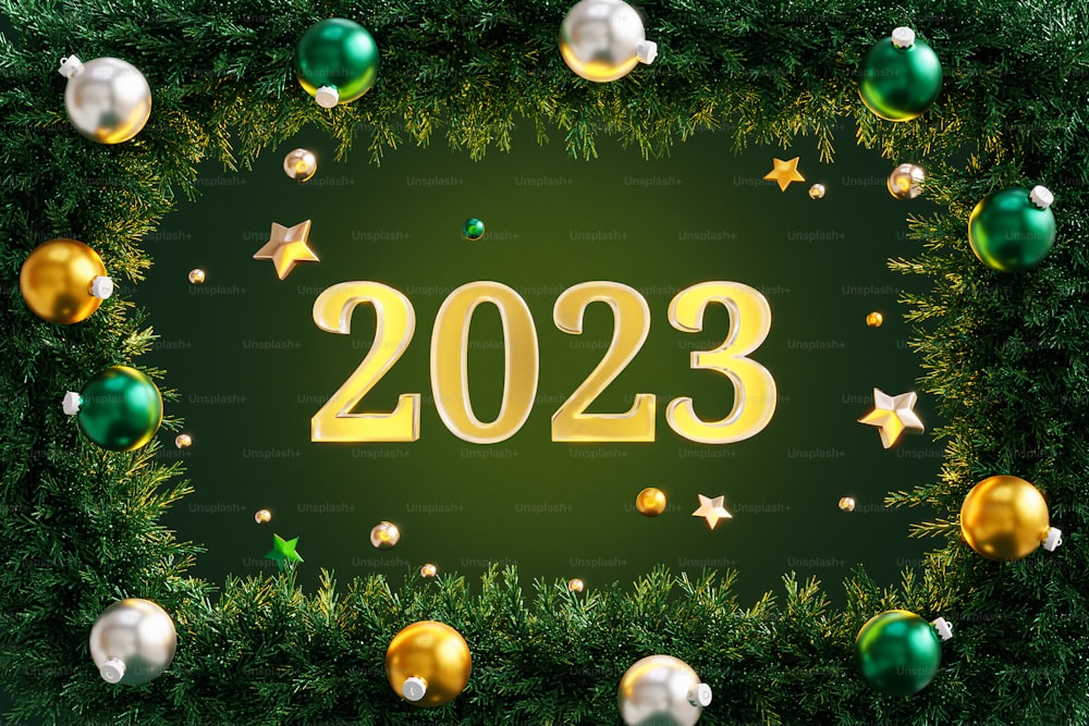 ein grüner Weihnachtskranz mit goldenen und silbernen Ornamenten
