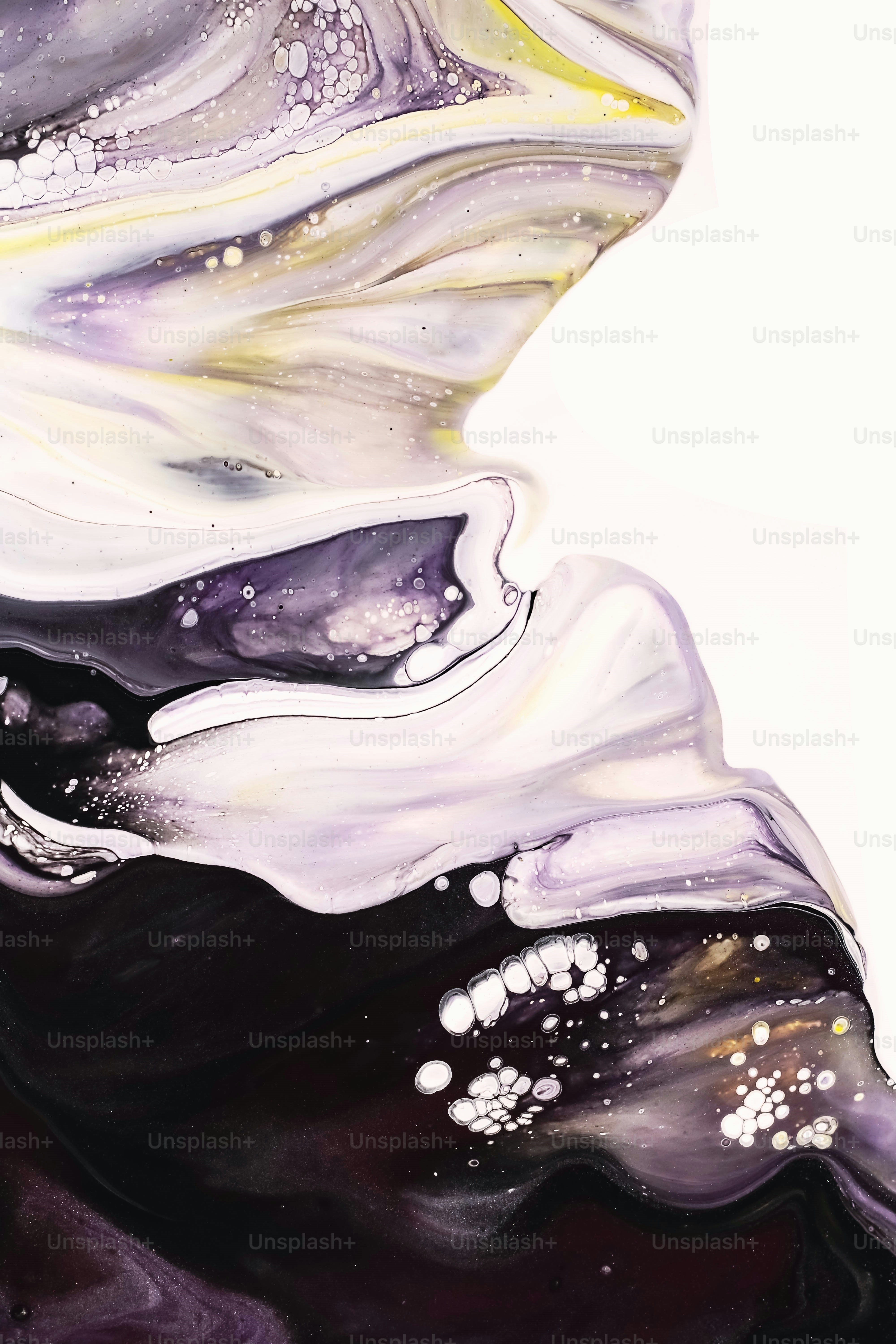 Una pintura de un remolino en blanco y negro