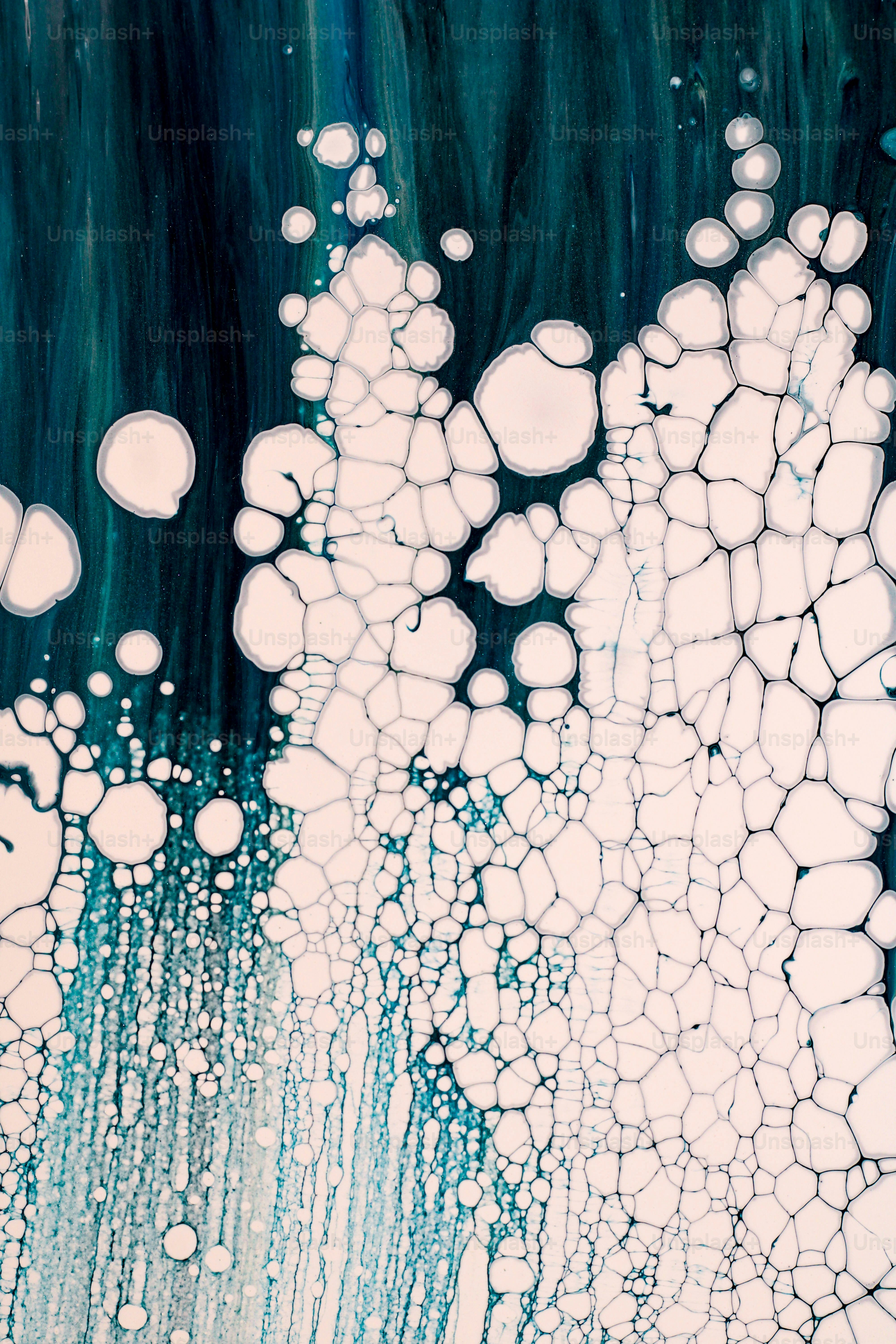 青の背景に水と泡の抽象画 - Unsplash+に収録の写真