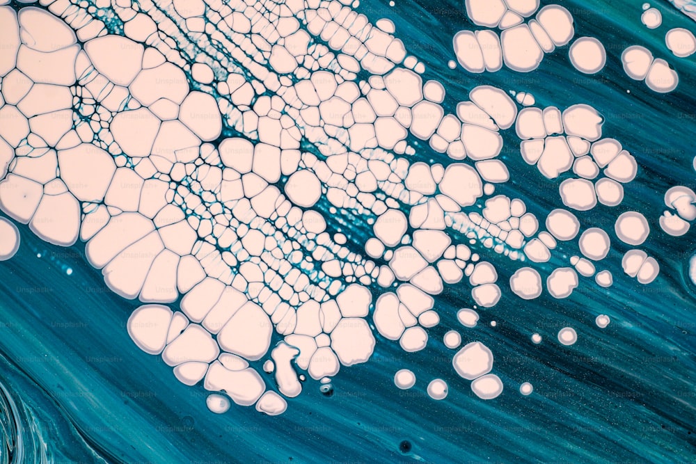 Una pintura abstracta en blanco y azul con burbujas
