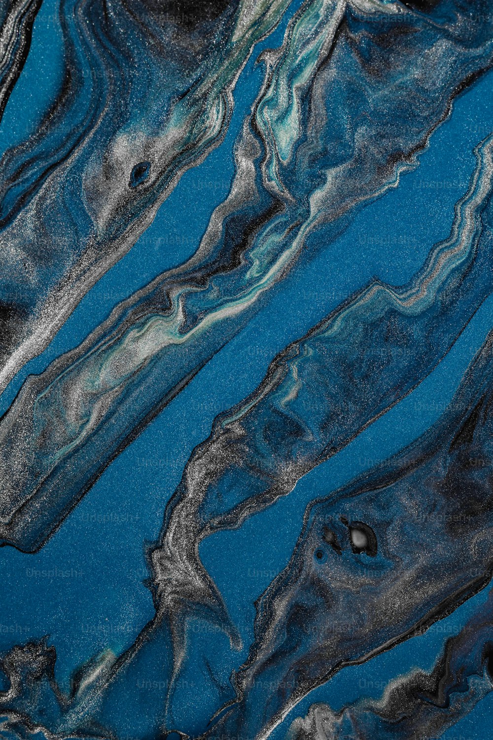 um close up de um mármore azul e preto