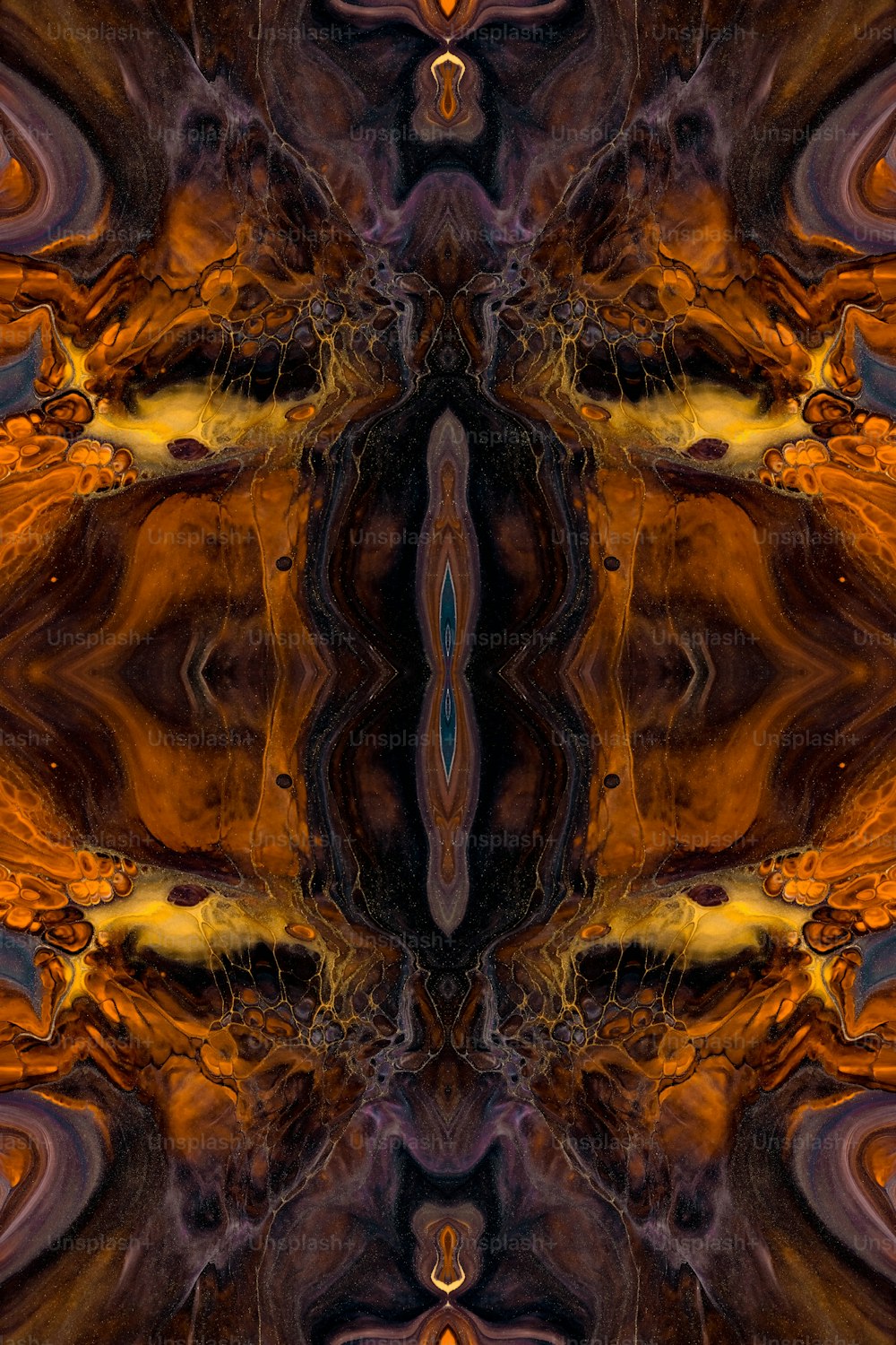 Ein abstraktes Bild mit orangefarbenem und schwarzem Hintergrund