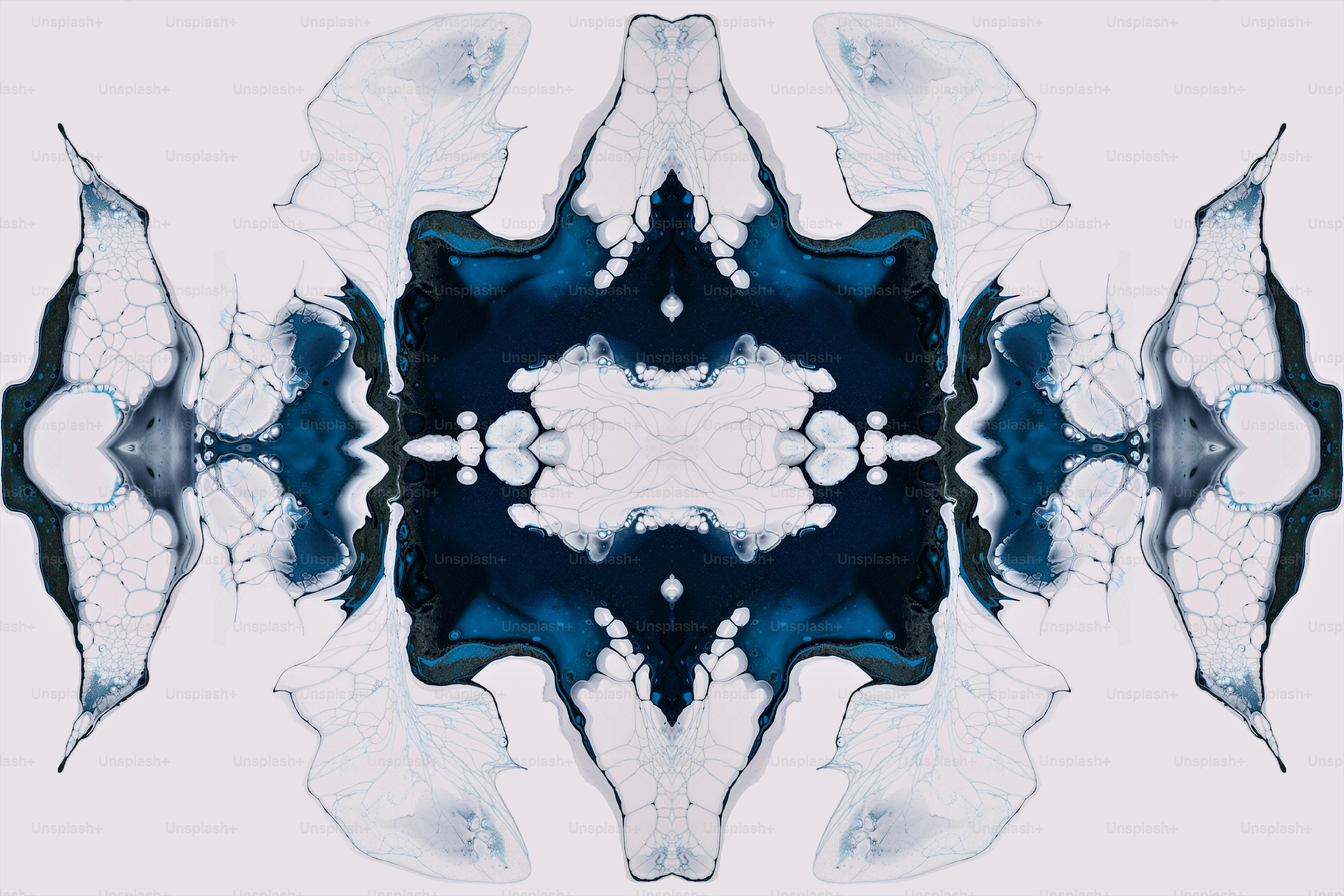 Un patrón azul y blanco con un centro negro