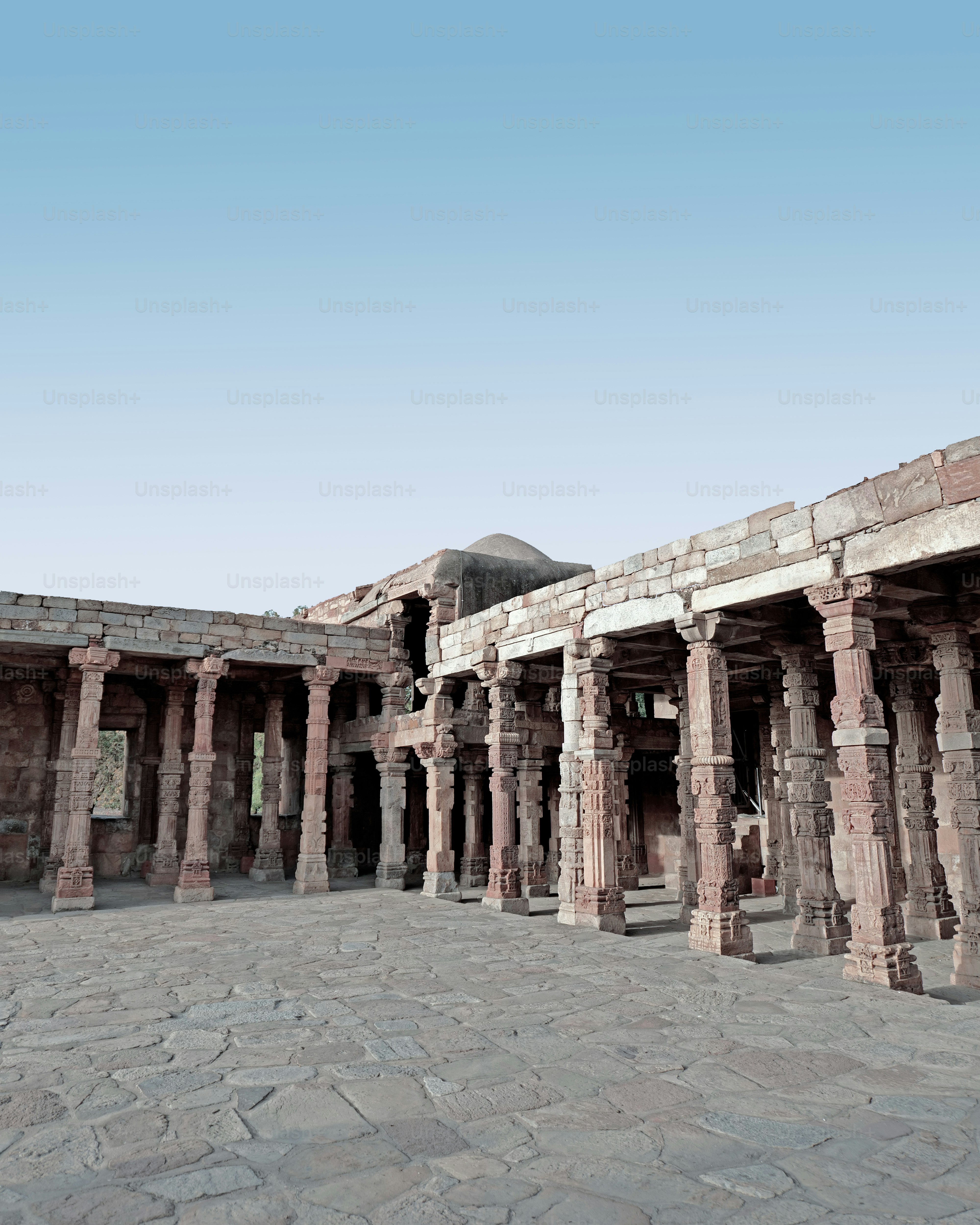 Un edificio de piedra con pilares y una cúpula