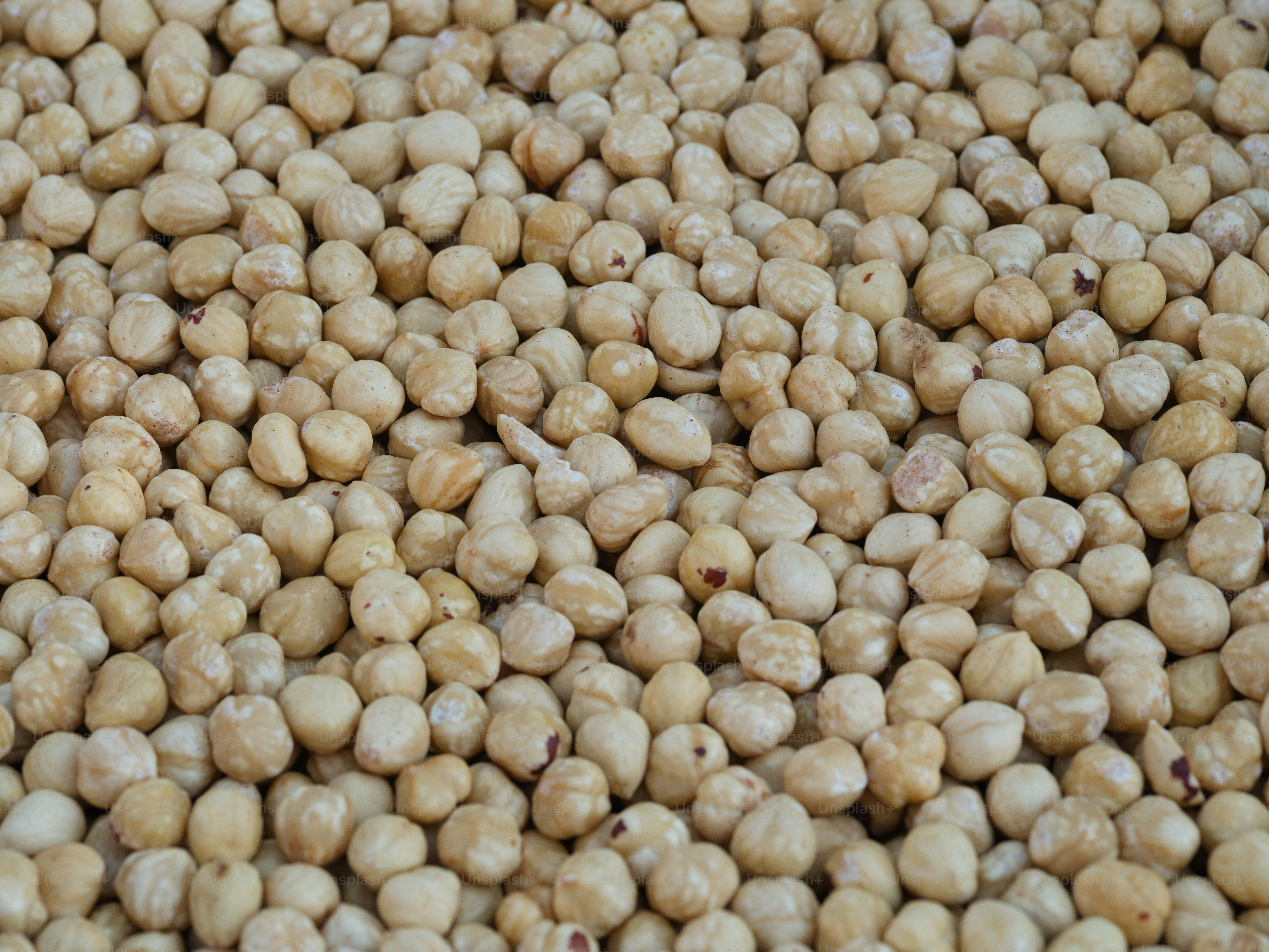 Un montón de garbanzos sentados encima de una mesa