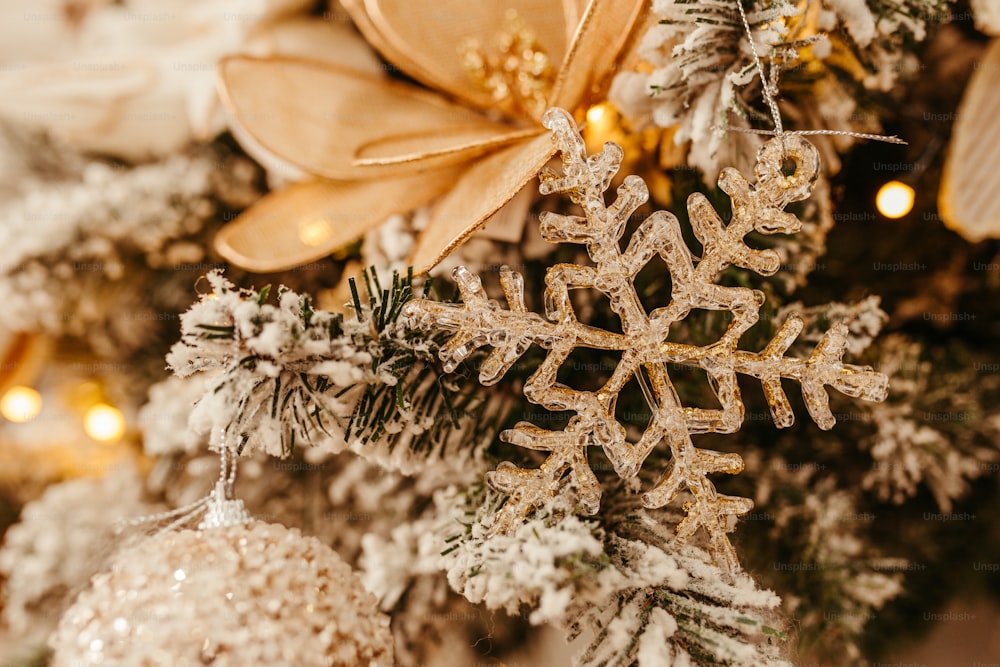 Eine Nahaufnahme einer Schneeflocke an einem Weihnachtsbaum