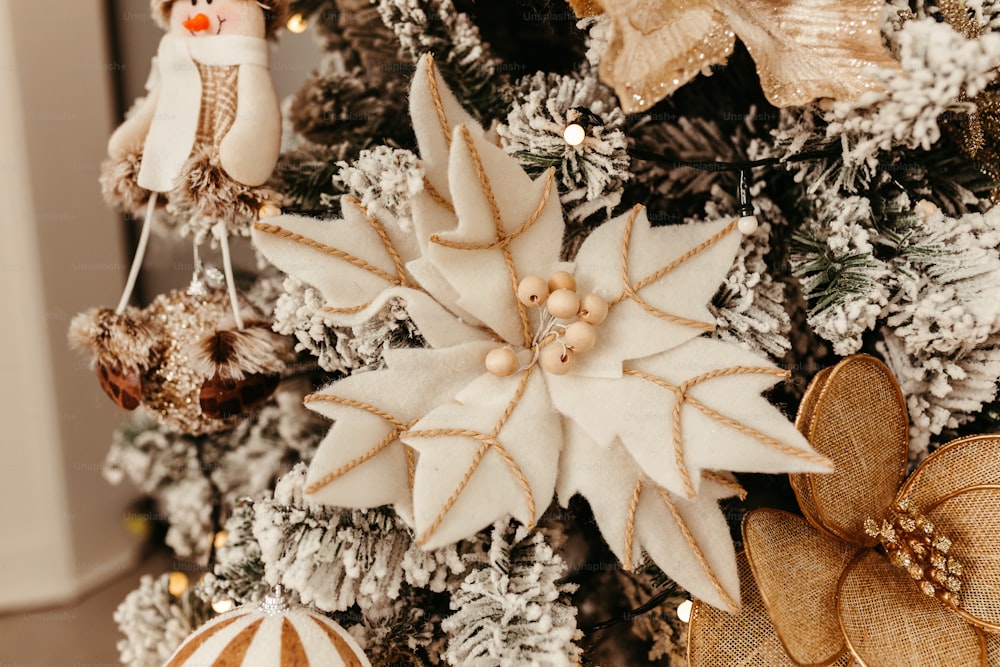 装飾品付きのクリスマスツリーの接写