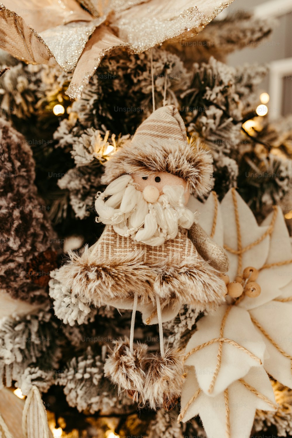 Ein Weihnachtsschmuck, der an einem Weihnachtsbaum hängt