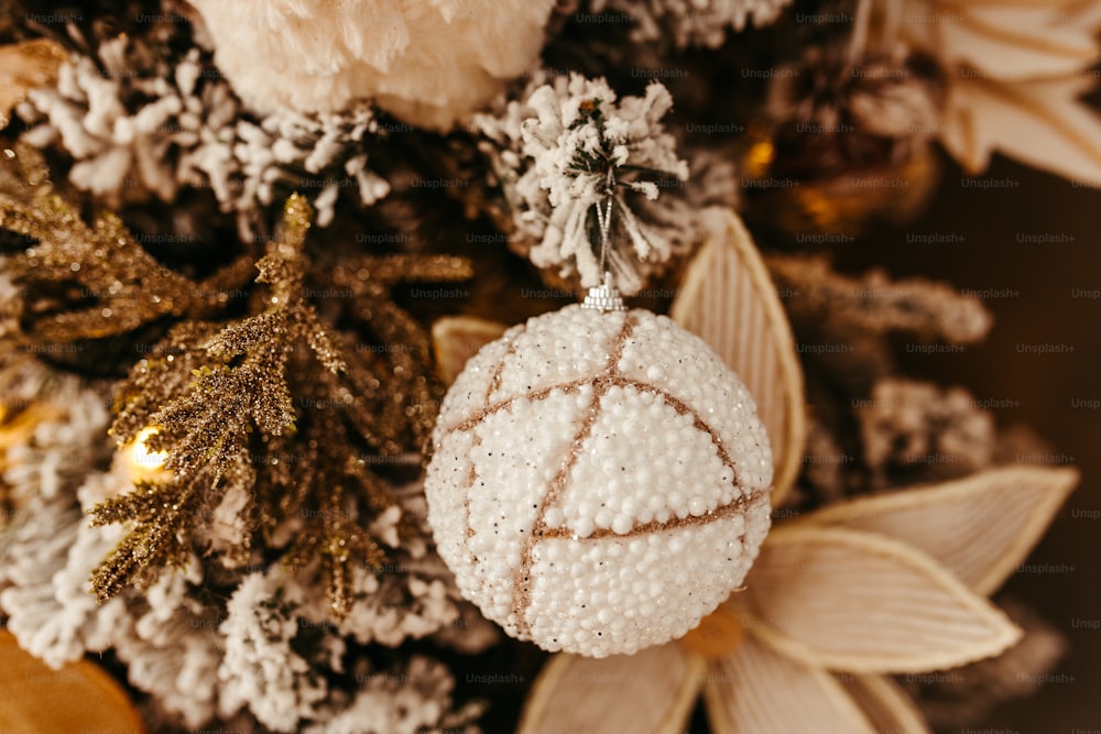 Ein weißes Ornament, das an einem Weihnachtsbaum hängt