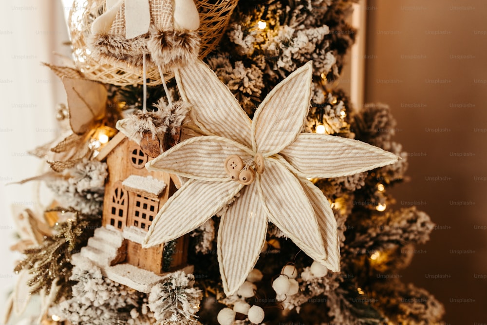 Ein geschmückter Weihnachtsbaum mit Sternenschmuck