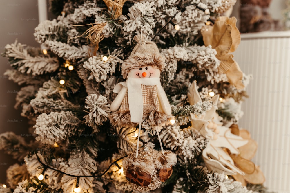 ein Weihnachtsbaum mit einem Schneemann-Ornament darauf