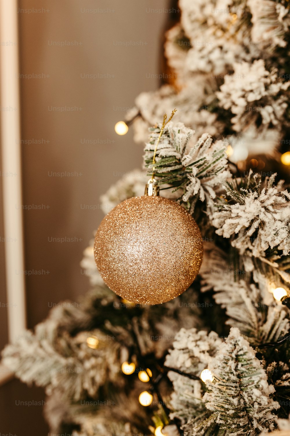 Nahaufnahme eines Weihnachtsbaums mit einem goldenen Ornament