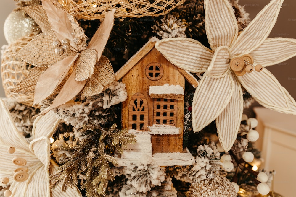 Gros plan d’un sapin de Noël avec des décorations