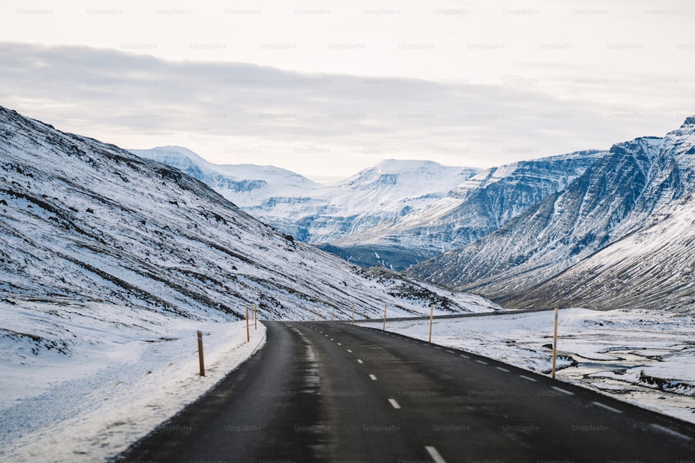uma estrada no meio de uma cordilheira nevada