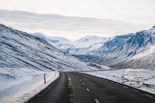 uma estrada no meio de uma cordilheira nevada